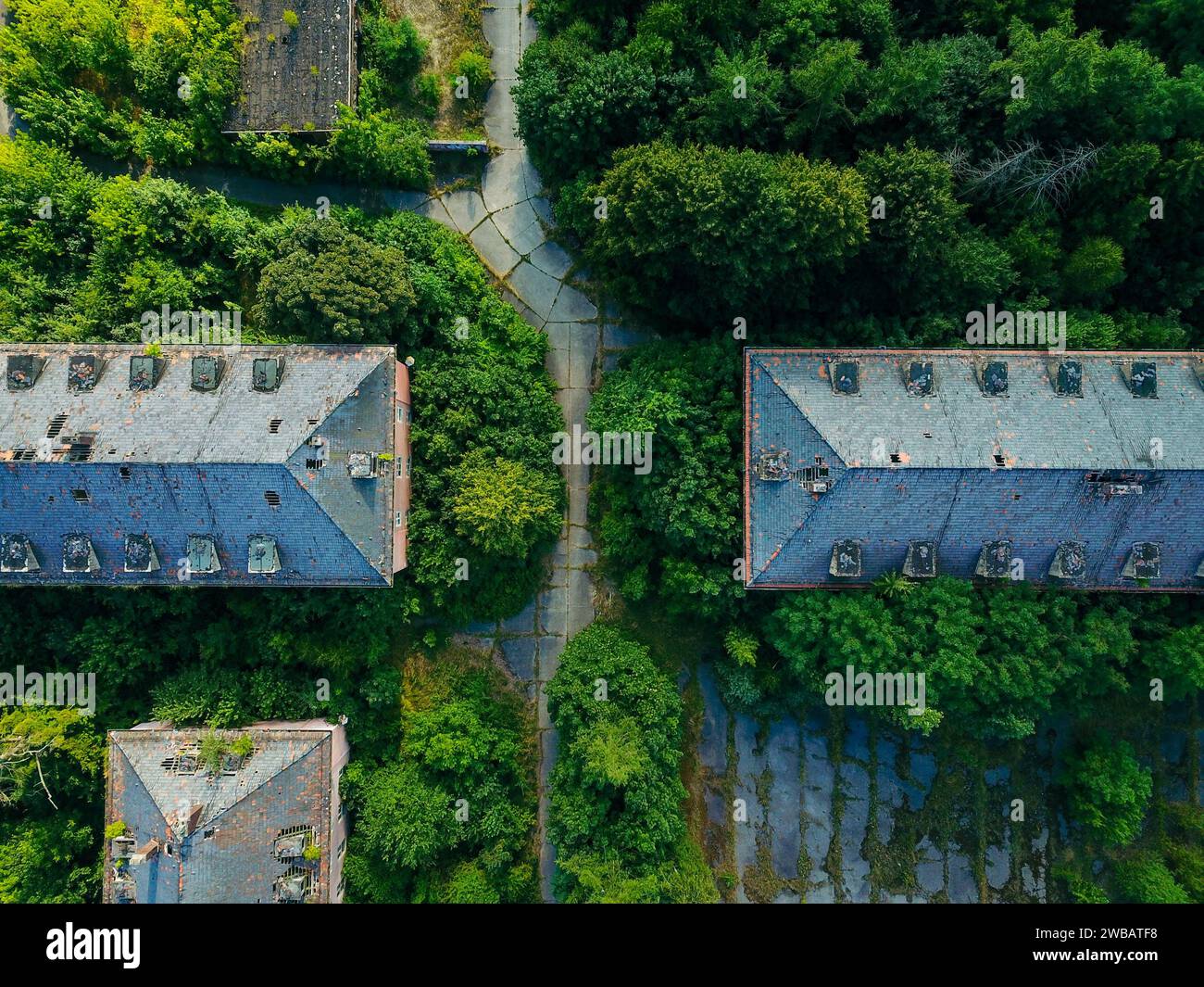 Caserme militari abbandonate, fotografate da un drone mentre la natura la riprende lentamente Foto Stock