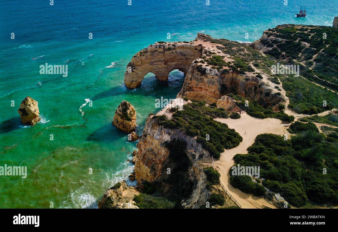 Le pietre formano un cuore in Portogallo, fotografate con un drone Foto Stock