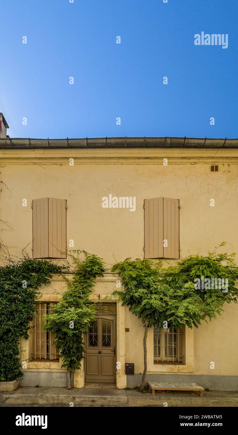 Arles, Francia, 9 settembre 2023, vista di una casa con persiane chiuse in via Emile Barrére Foto Stock