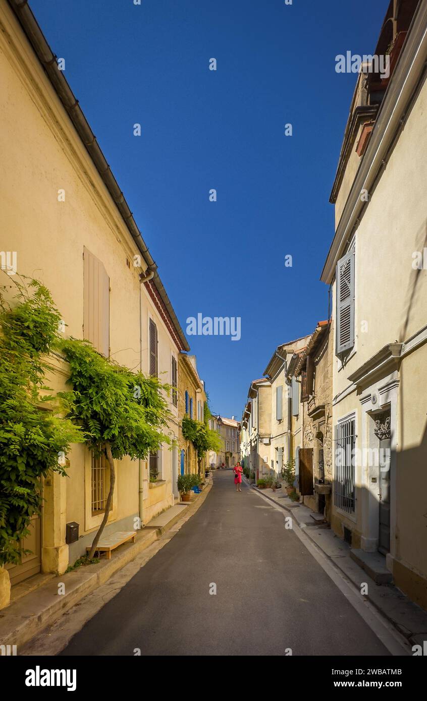 Arles, Francia, 9 settembre 2023, vista di alcune case in Grand Couvent Street Foto Stock