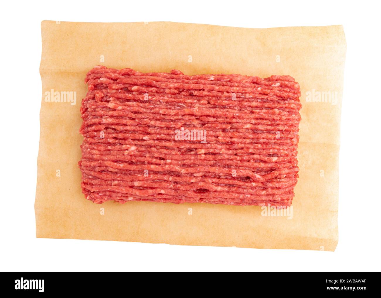 carne macinata fresca cruda su carta pergamena isolata su sfondo bianco con percorso di ritaglio, vista dall'alto della carne macinata di manzo crudo, carne di maiale o pollo pronta per l'uso Foto Stock