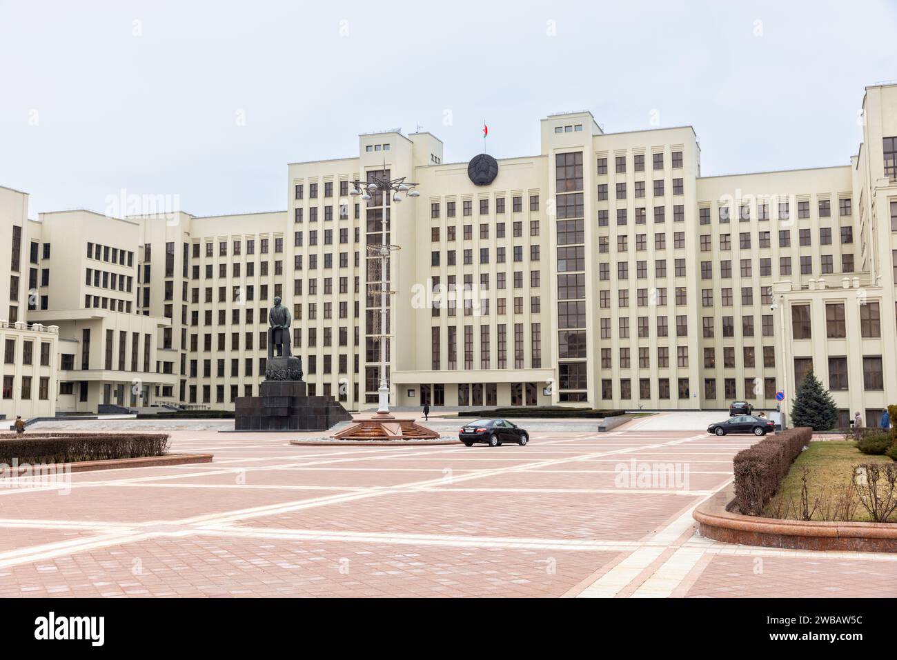 Minsk, Bielorussia - 3 gennaio 2024: Facciata della camera del governo. Vista sulla piazza dell'indipendenza in un giorno d'inverno, gente comune cammina per la strada Foto Stock