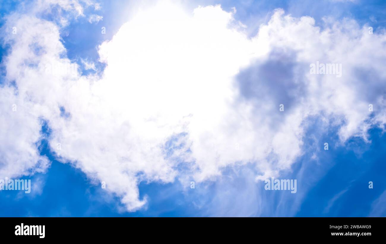 Bel cielo blu con nuvole bianche in una giornata di sole Foto Stock