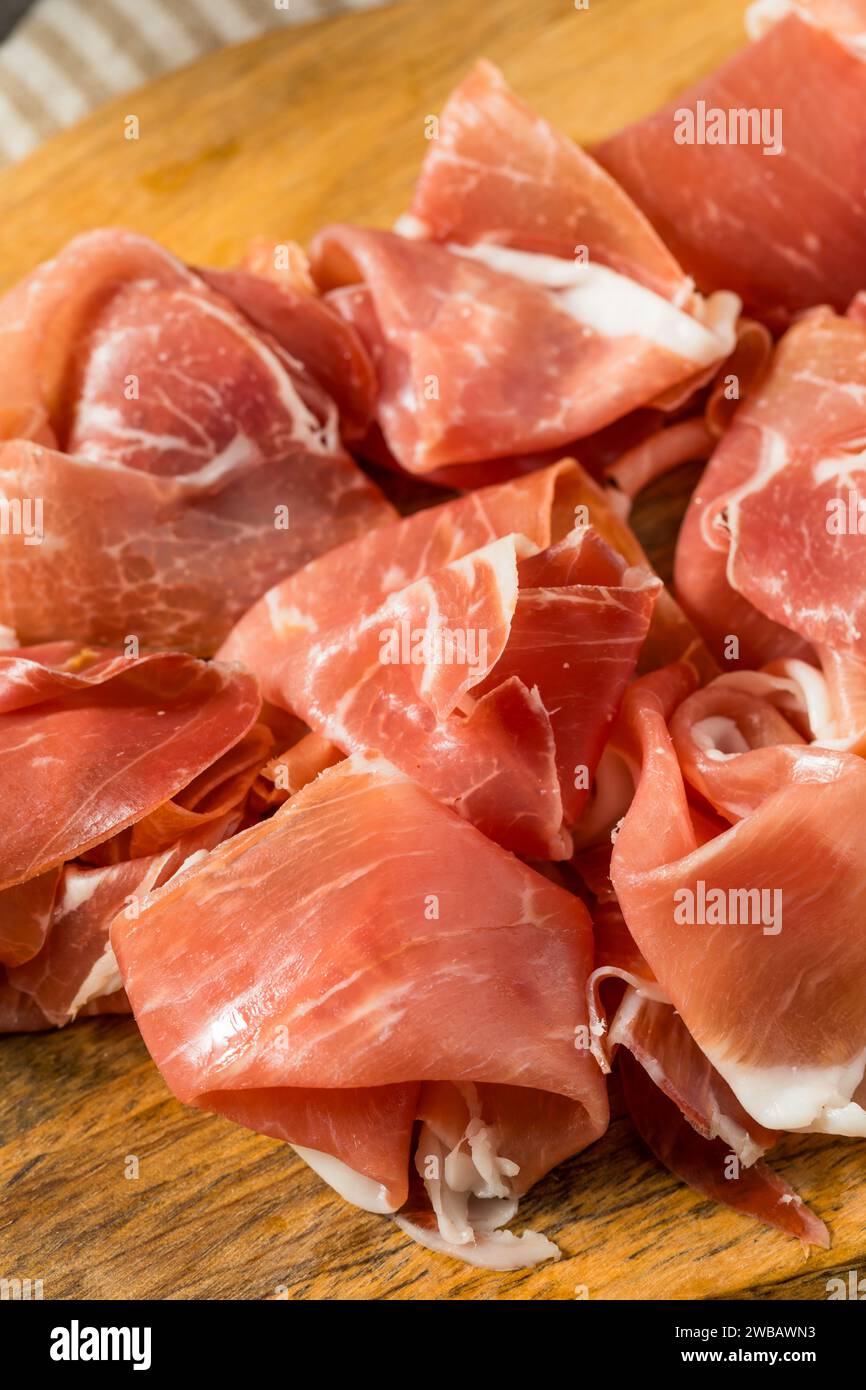 Prosciutto di Parma biologico salato su piatto Foto Stock