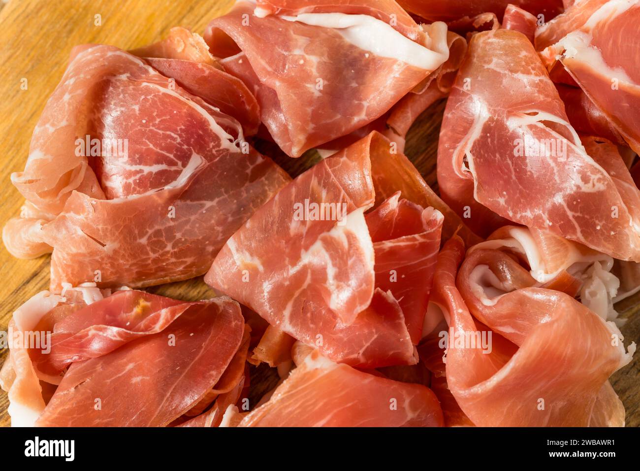 Prosciutto di Parma biologico salato su piatto Foto Stock