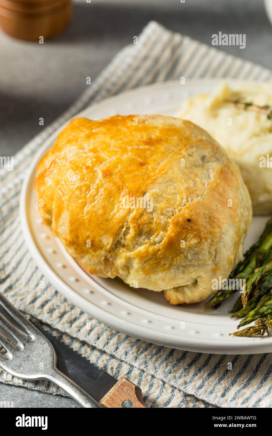 Wellingtons di manzo individuali fatti in casa con asparagi e patate Foto Stock