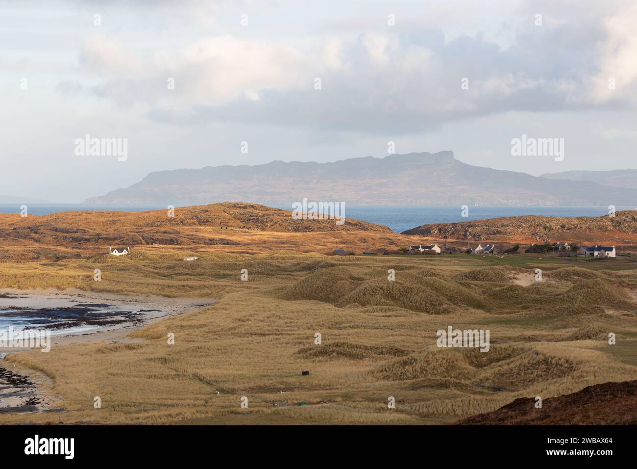 Sanna Bay ad Ardnamurchan, sulla costa occidentale della Scozia, con sullo sfondo l'Isola di Rum, Muck e l'Isola di Eigg. Foto Stock