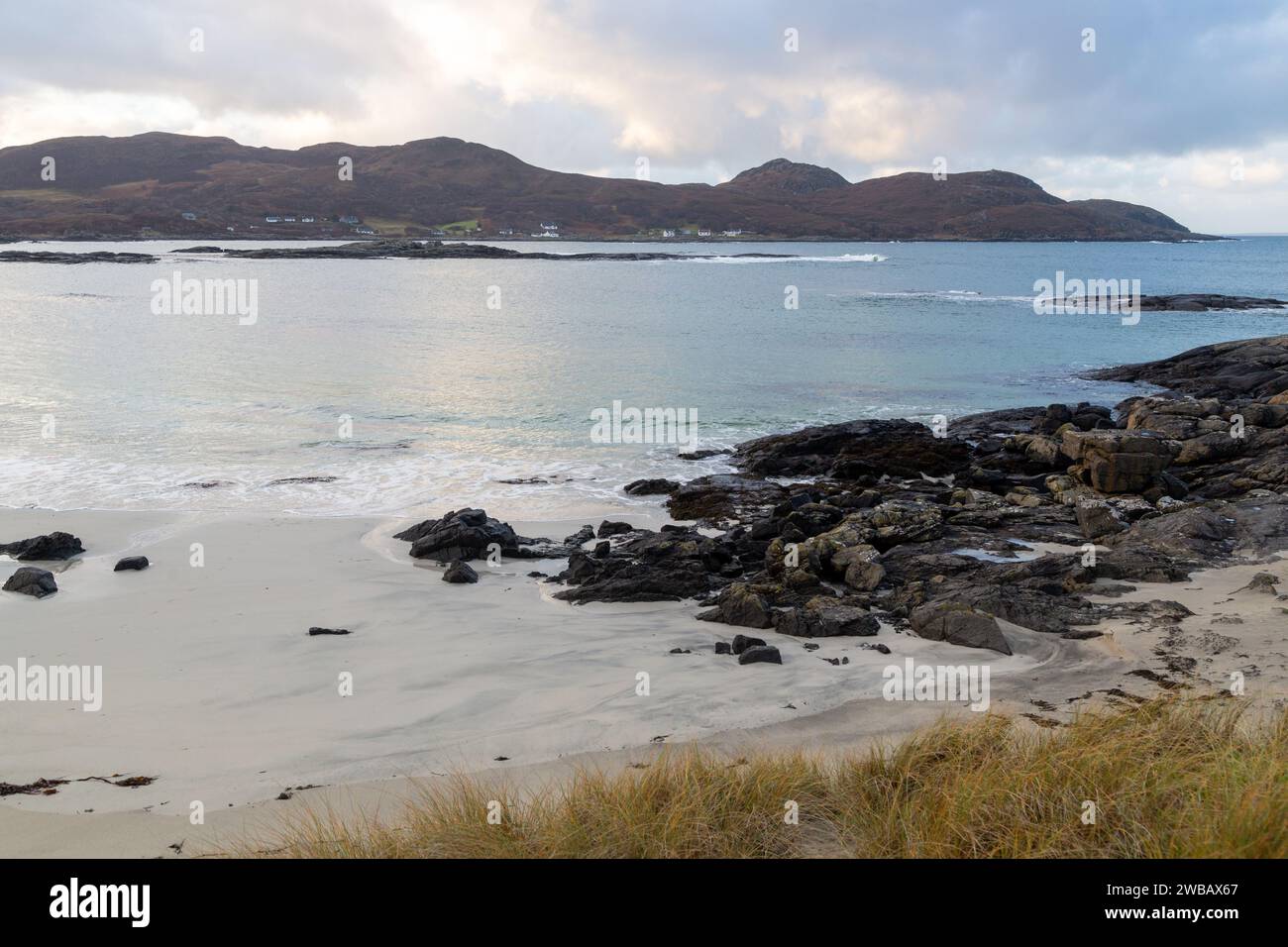 La spiaggia di Sanna Bay si affaccia sulla remota comunità di Portuairk sulla penisola di Ardnamurchan Foto Stock
