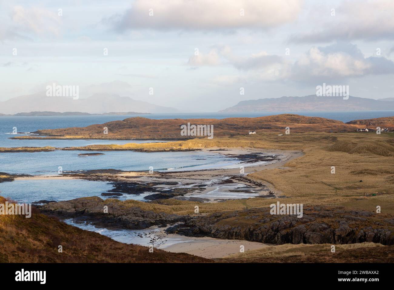 Sanna Bay ad Ardnamurchan, sulla costa occidentale della Scozia, con sullo sfondo l'Isola di Rum, Muck e l'Isola di Eigg. Foto Stock