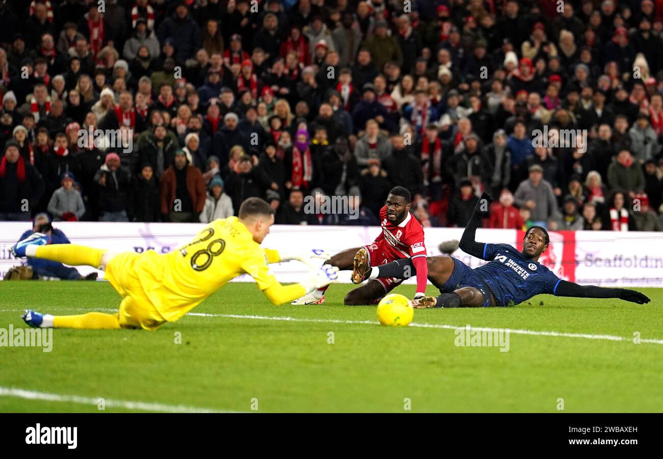 Il portiere del Chelsea Djordje Petrovic (a sinistra) salva l'Emmanuel latte Lath del Middlesbrough mentre l'Axel Disasi (a destra) del Chelsea scivola durante la partita di andata della semifinale della Carabao Cup al Riverside Stadium di Middlesbrough. Data immagine: Martedì 9 gennaio 2024. Foto Stock