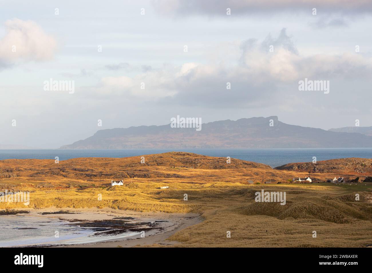 Sanna Bay ad Ardnamurchan, sulla costa occidentale della Scozia, con l'isola di Eigg sullo sfondo. Foto Stock