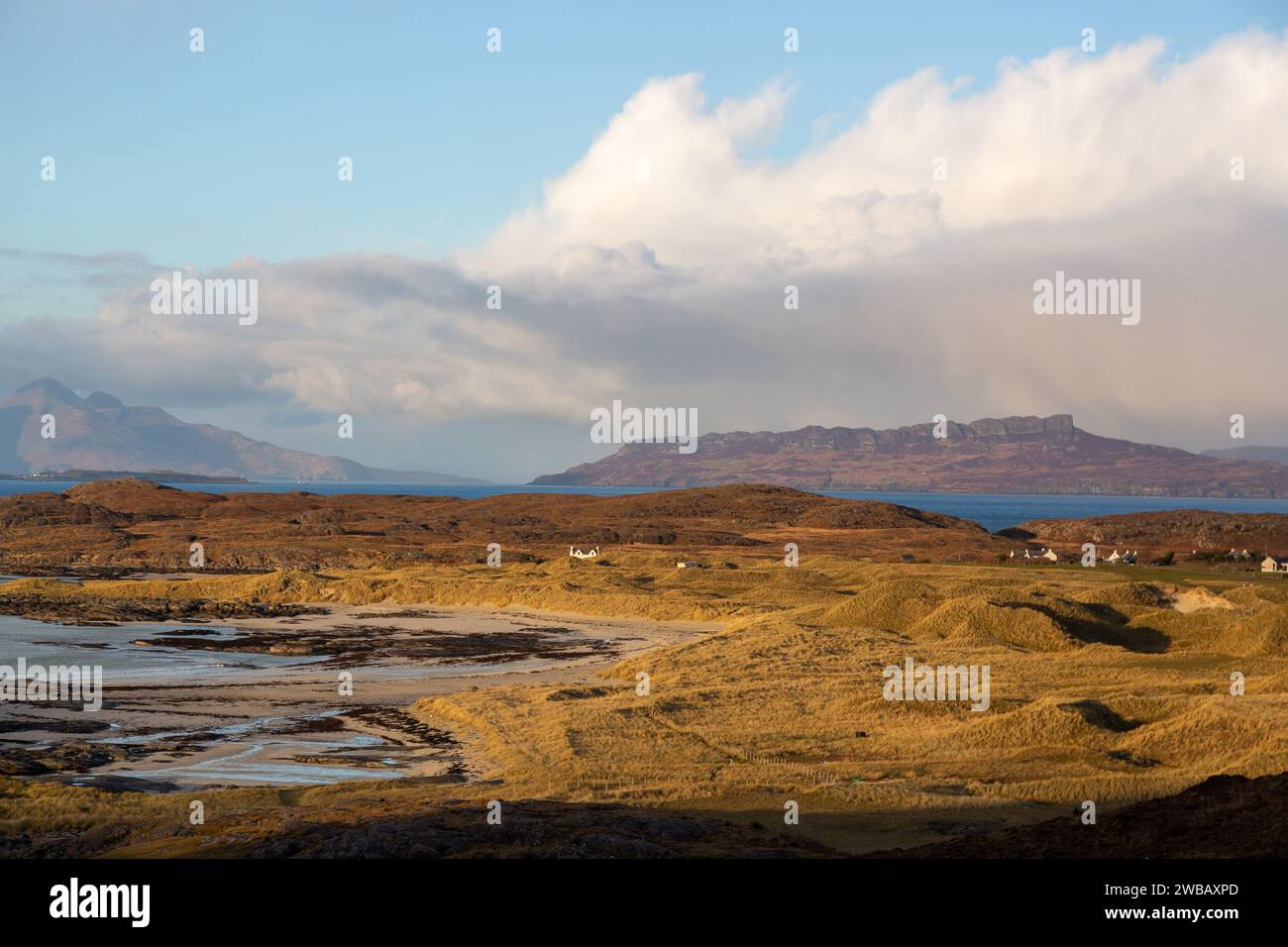 Sanna Bay ad Ardnamurchan, sulla costa occidentale della Scozia, con sullo sfondo l'Isola di Rum e l'Isola di Eigg. Foto Stock
