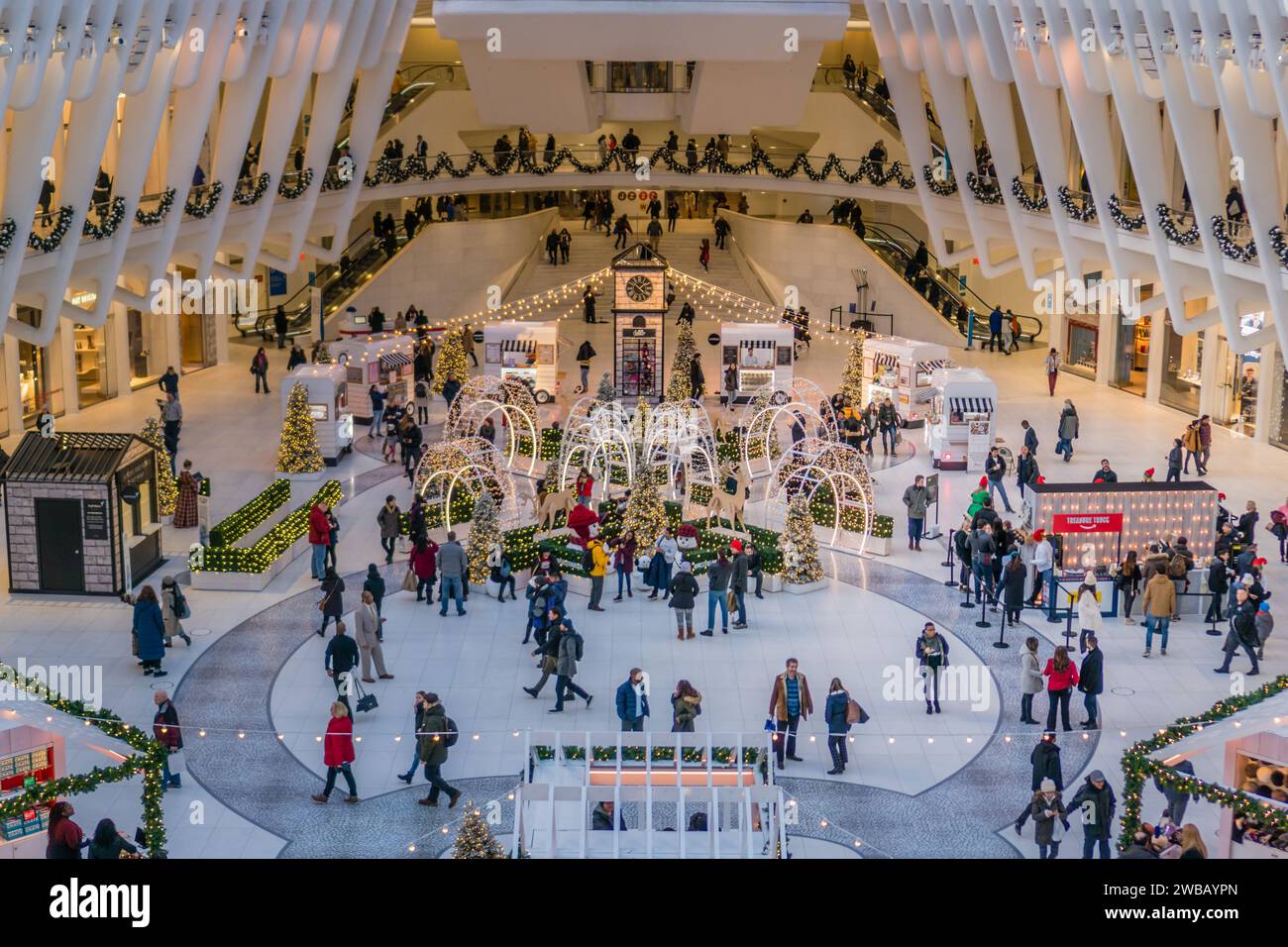 New York, New York, Stati Uniti - 16 dicembre 2023: La gente visita il centro commerciale e dei trasporti Oculus a Lower Manhattan. Foto Stock