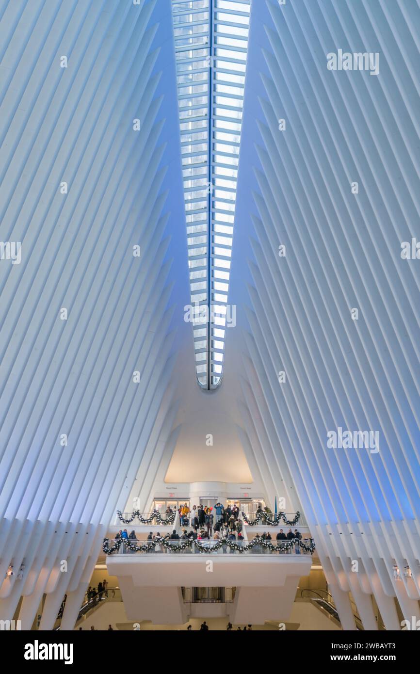 New York, New York, Stati Uniti - 16 dicembre 2023: La gente visita il centro commerciale e dei trasporti Oculus a Lower Manhattan. Foto Stock
