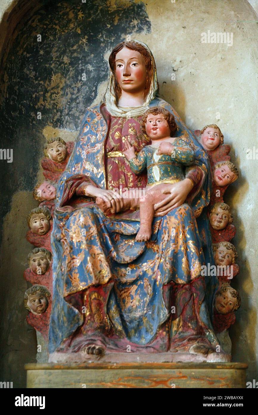 Italia Toscana Arezzo Chiesa di San Domenico - Madonna con bambino e angeli - caserma in terracotta - XVII secolo Foto Stock