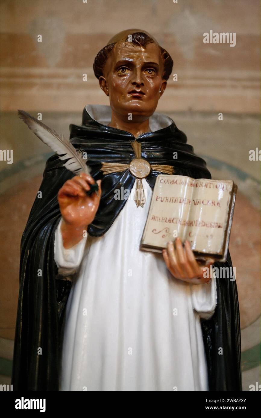 Italia Toscana Arezzo Chiesa di San Domenico - statua di San Tommaso D'Aquino protettore dello studente Foto Stock