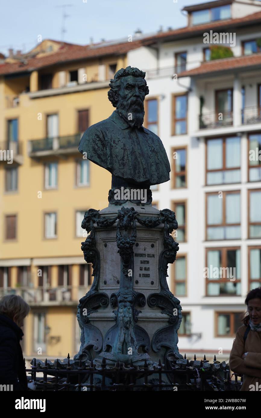Ponte Vecchio statua di benvenuto Cellini a Firenze Foto Stock