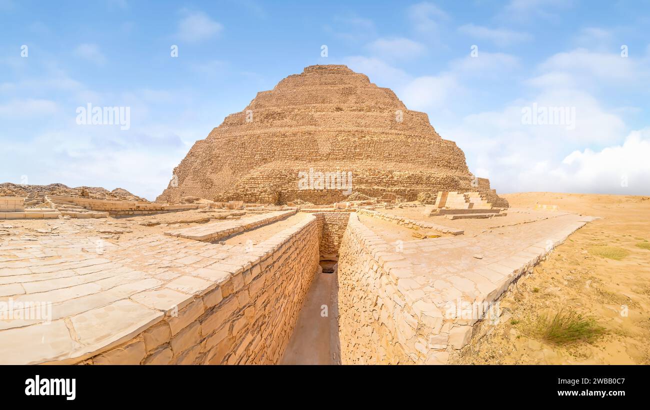 Saqqara, Egitto.- l'ingresso settentrionale della piramide più antica d'Egitto, situata a Saqqara. Foto Stock