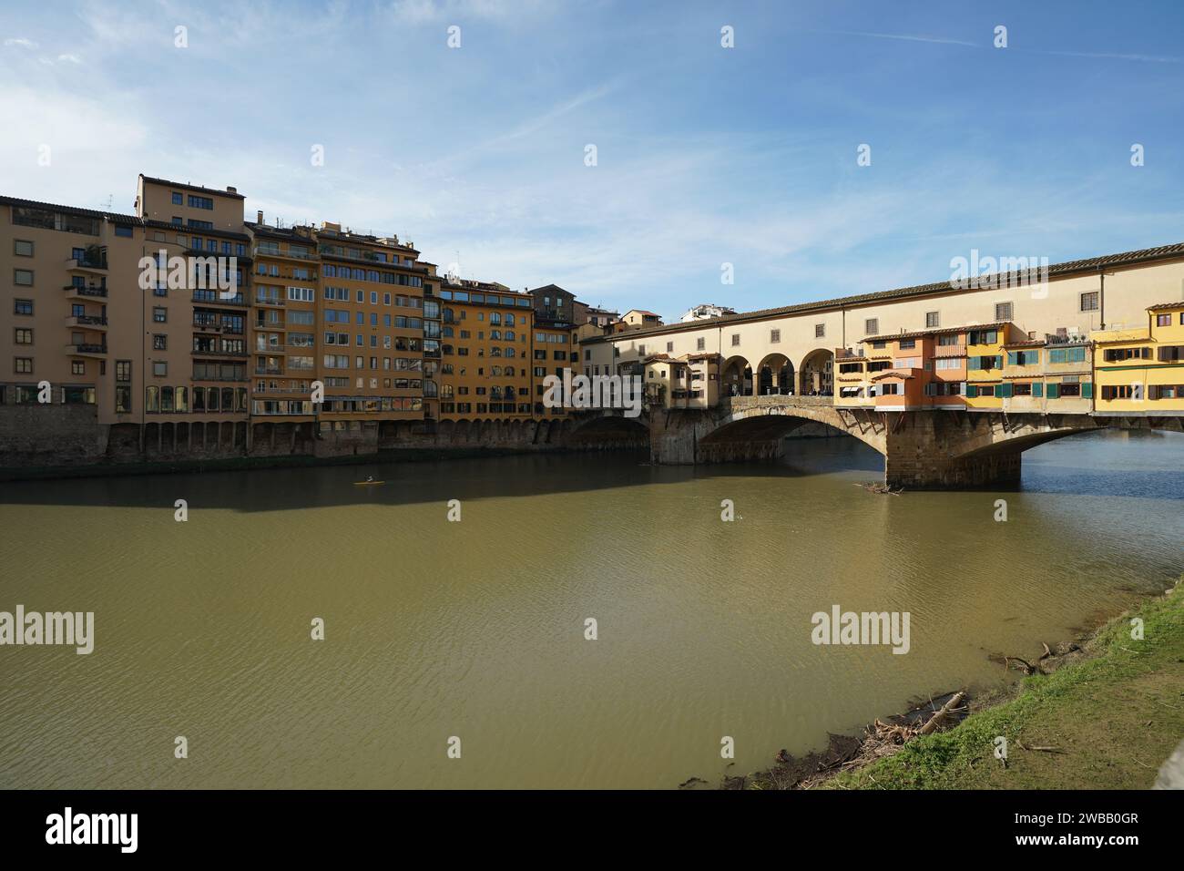 Ponte Vecchio con negozi ed edifici sul ponte di Firenze Foto Stock