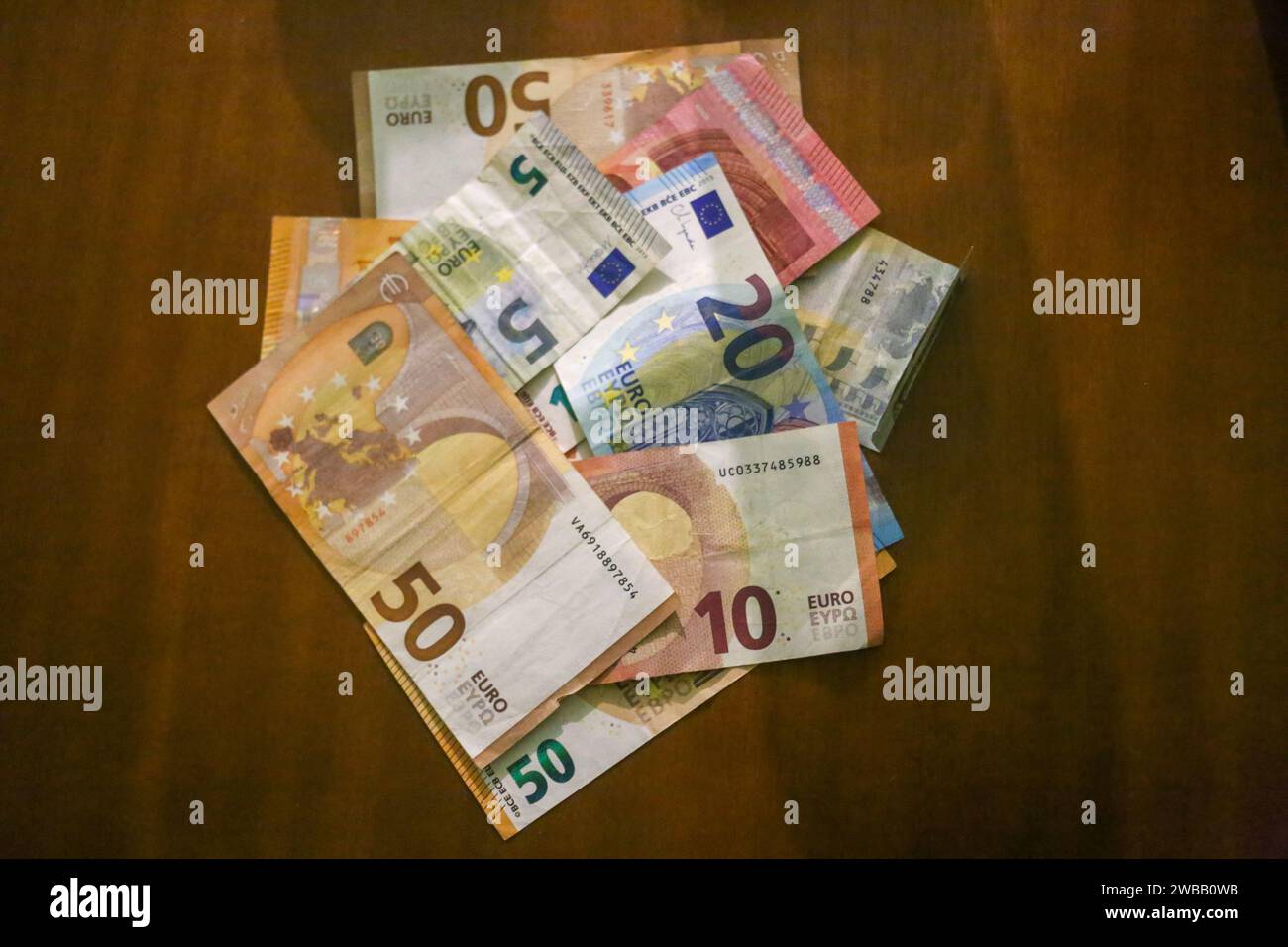 Noreña, Spagna, 9 gennaio 2024: Varie banconote in euro per il 65% degli spagnoli hanno utilizzato contanti al giorno nel 2023 e per il 60% è il loro solito mezzo di pagamento, il 9 gennaio 2024, a Noreña, in Spagna. Credito: Alberto Brevers / Alamy Live News. Foto Stock