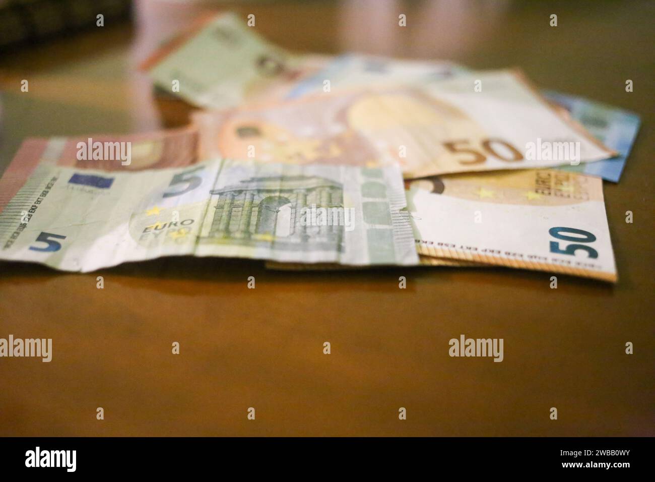 Noreña, Spagna, 9 gennaio 2024: Varie banconote in euro per il 65% degli spagnoli hanno utilizzato contanti al giorno nel 2023 e per il 60% è il loro solito mezzo di pagamento, il 9 gennaio 2024, a Noreña, in Spagna. Credito: Alberto Brevers / Alamy Live News. Foto Stock