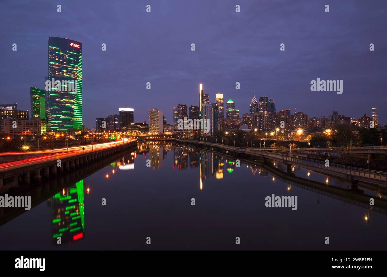 Crepuscolo sullo skyline di Philadelphia Foto Stock