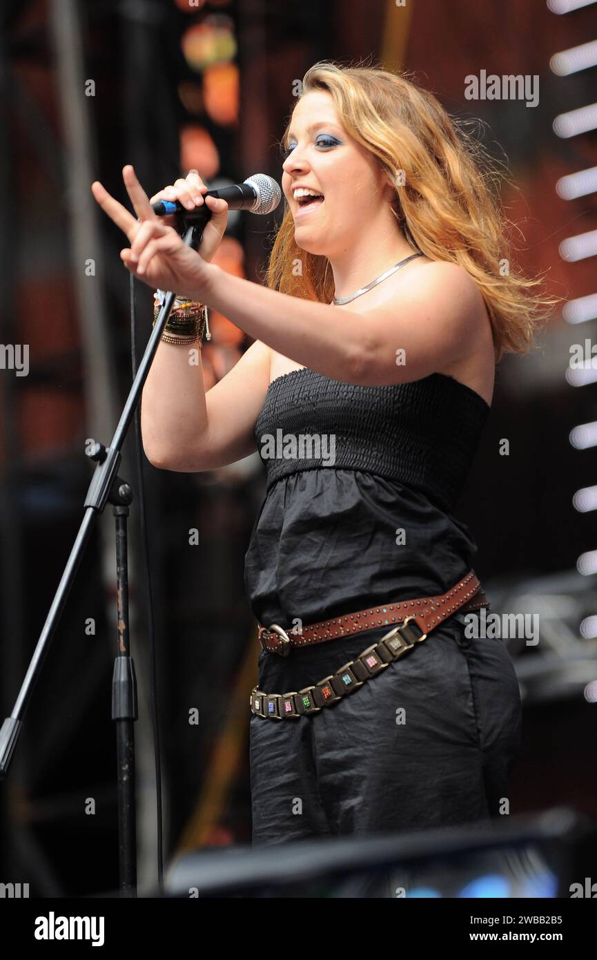 Milano Italia 2009-06-21: Noemi, cantante italiana, si esibisce al concerto di beneficenza dal vivo "amiche per l'Abruzzo", per il terremoto in Abruzzo allo Stadio San Siro Foto Stock