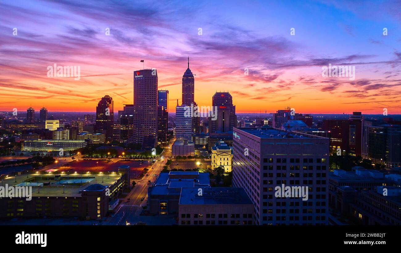 Paesaggio urbano crepuscolo aereo dei grattacieli del centro di Indianapolis Foto Stock