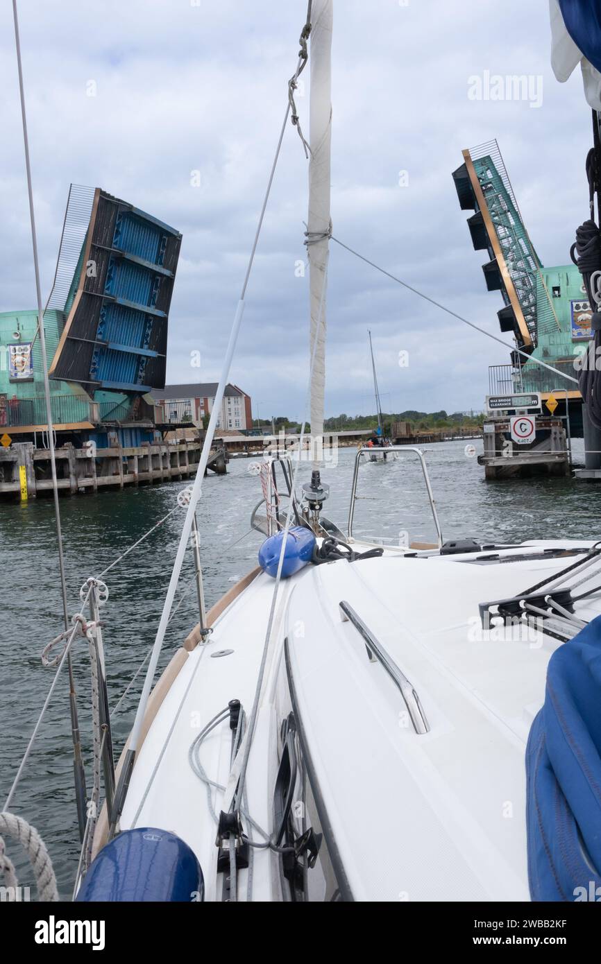 Yacht che passa sotto il ponte di sollevamento a Poole Harbour, Dorset, Inghilterra Foto Stock