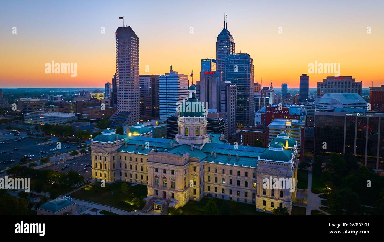 Paesaggio urbano al crepuscolo con la storica cupola e i grattacieli, Indianapolis Foto Stock