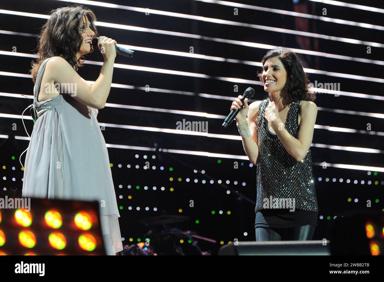 Milano Italia 2009-06-21: ELISA e Giorgia, cantanti italiani, si esibiscono al concerto di beneficenza dal vivo 'amiche per l'Abruzzo', per il terremoto in Abruzzo allo Stadio San Siro Foto Stock