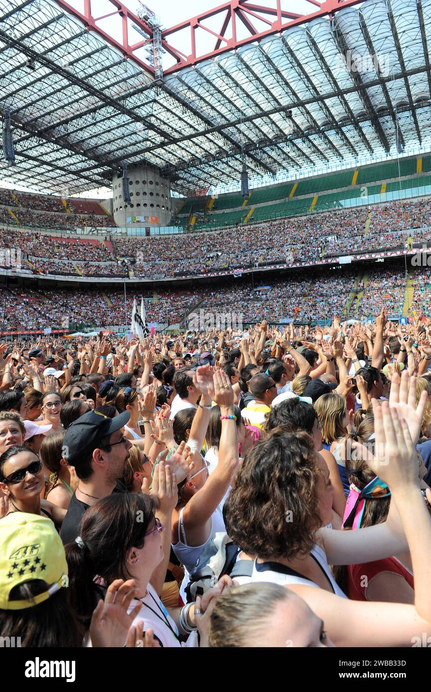 Milano Italia 2009-06-21: Tifosi allo stadio durante l'evento al concerto di beneficenza "amiche per l'Abruzzo", per il terremoto in Abruzzo allo Stadio San Siro Foto Stock