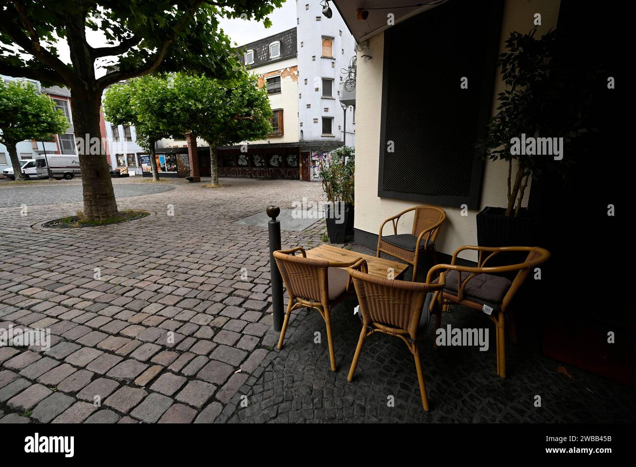 Jugendliche konsumieren Lachgas 24.06.2022 Frankfurt Paradisplatz, Stadtteil Sachsenhausen - Hier konsumieren Jugendliche an jedem Wochende Lachgas aus Gasdruckbehältern. IM Bild: Übersicht Paradisplatz Francoforte Hessen Germania *** giovani che consumano gas ridere 24 06 2022 Francoforte Paradisplatz, distretto di Sachsenhausen i giovani consumano gas ridere da contenitori di gas pressurizzati qui ogni fine settimana nella foto Panoramica Paradisplatz Francoforte Francoforte Assia Germania Foto Stock