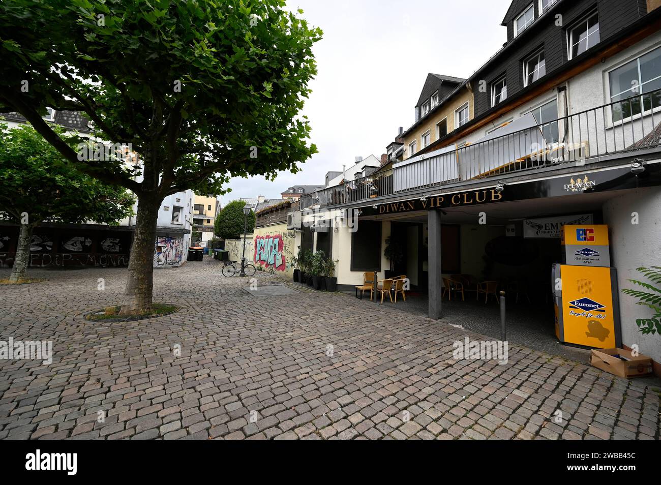 Jugendliche konsumieren Lachgas 24.06.2022 Frankfurt Paradisplatz, Stadtteil Sachsenhausen - Hier konsumieren Jugendliche an jedem Wochende Lachgas aus Gasdruckbehältern. IM Bild: Übersicht Paradisplatz Francoforte Hessen Germania *** giovani che consumano gas ridere 24 06 2022 Francoforte Paradisplatz, distretto di Sachsenhausen i giovani consumano gas ridere da contenitori di gas pressurizzati qui ogni fine settimana nella foto Panoramica Paradisplatz Francoforte Francoforte Assia Germania Foto Stock