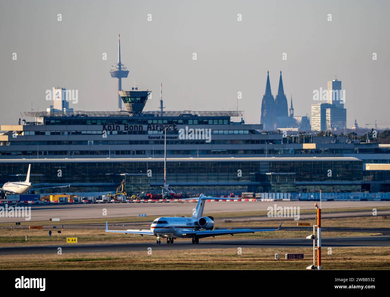 Bombardier BD-700 Global Express, 1403, Flieger der Luftwaffe, Flugbereitschaft BMVG, bei der Landung auf dem Flughafen Köln-Bonn, NRW, Deutschland Flughafen Köln-Bonn *** Bombardier BD 700 Global Express, 14 03, aerei dell'Aeronautica militare tedesca, BMVG, atterraggio all'aeroporto di Colonia Bonn, NRW, Germania Colonia Bonn Foto Stock