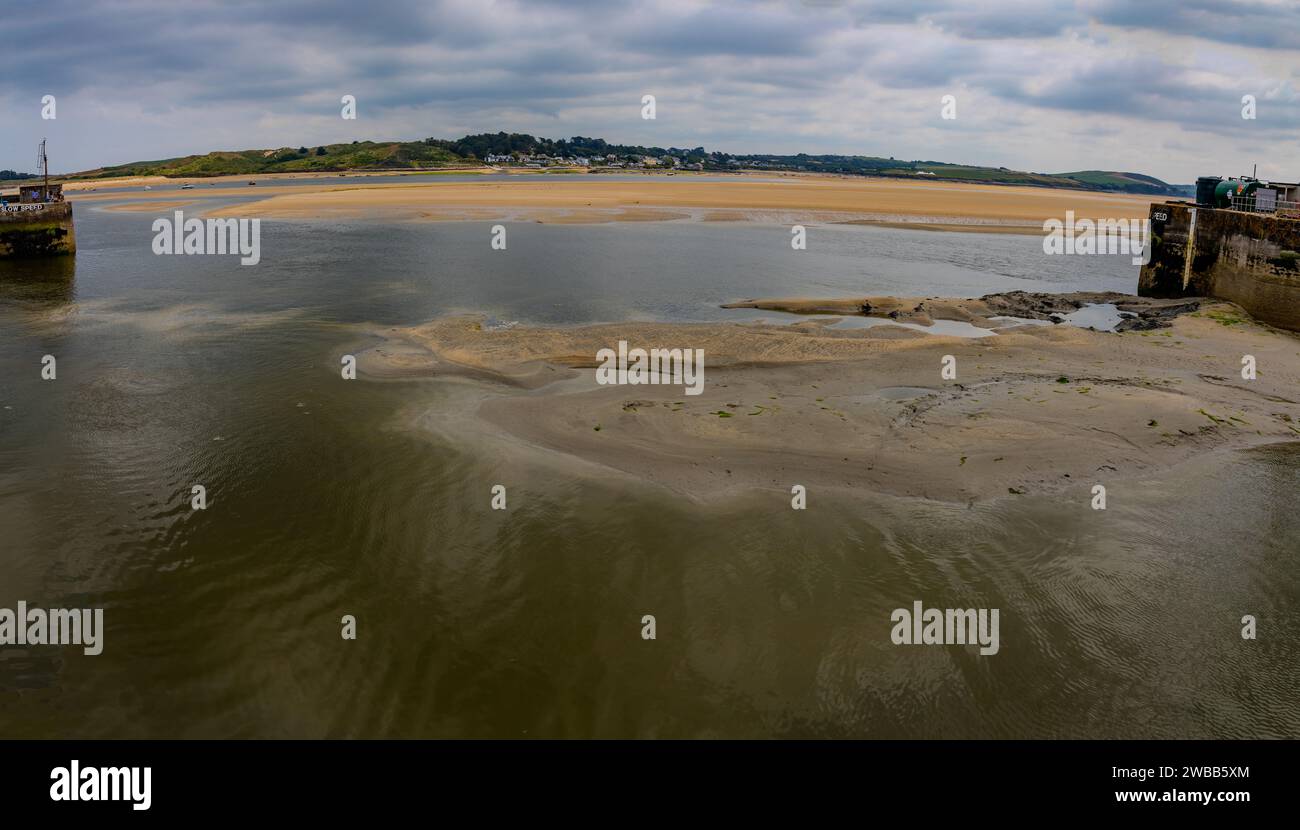 Ingresso del porto di Padstow affacciato sull'estuario del fiume Camel con la marea verso il villaggio di Rock Foto Stock