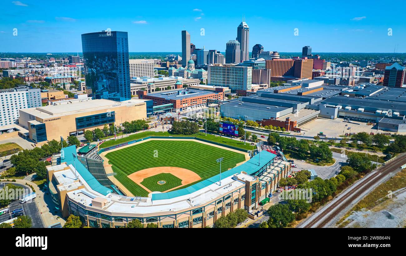 Skyline aereo del centro di Indianapolis e stadio di baseball vuoto Foto Stock