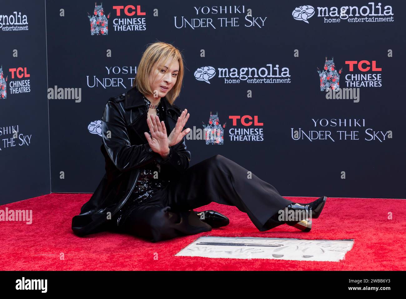 Hollywood, USA. 9 gennaio 2024. Yoshiki, un artista musicale giapponese, onorato dal TCL Chinese Theater con le sue impronte di piedi e mani impresse nel cemento. 1/9/2024 Hollywood, CA., USA (foto di Ted Soqui/SIPA USA) credito: SIPA USA/Alamy Live News Foto Stock
