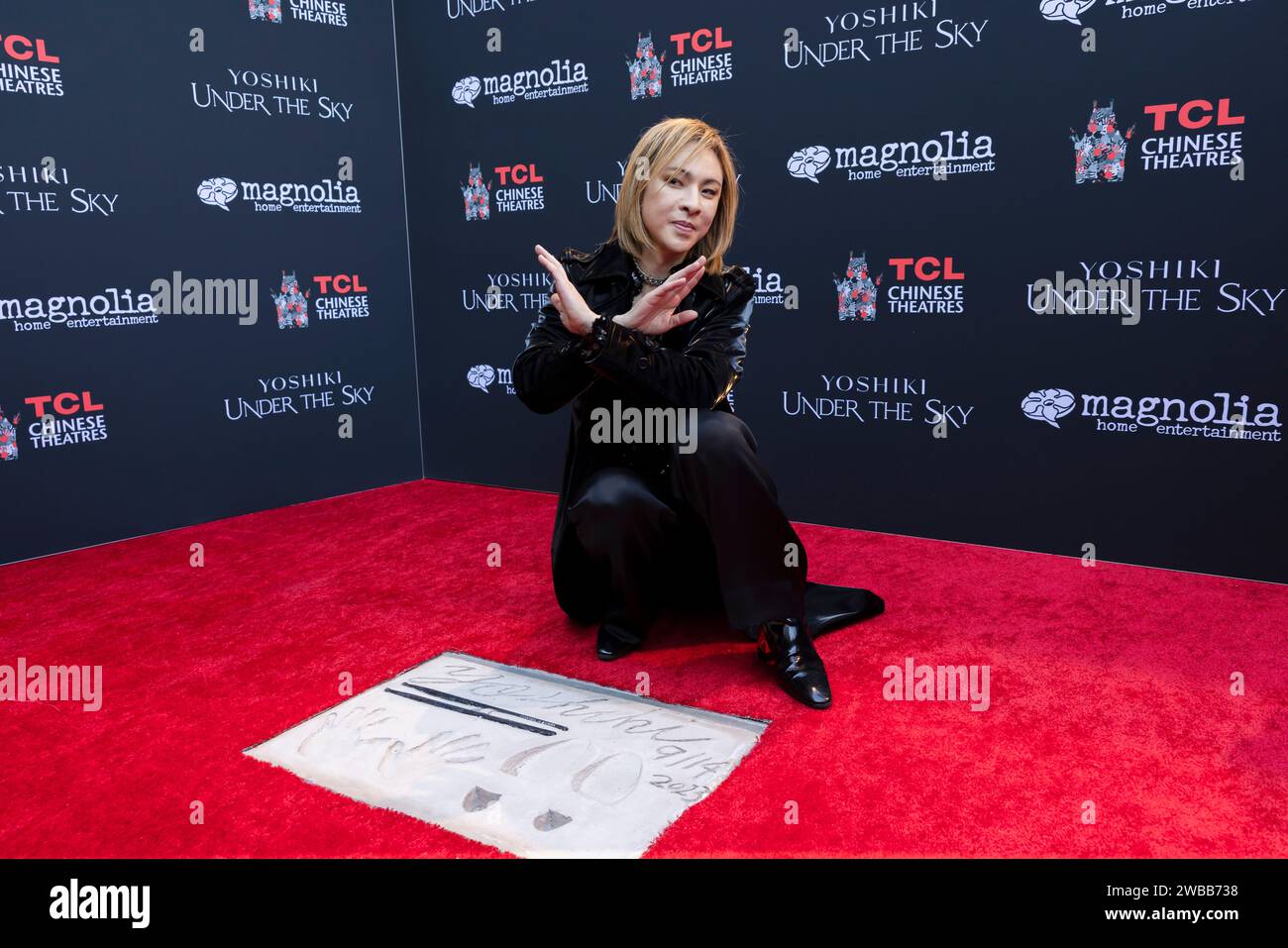 Hollywood, USA. 9 gennaio 2024. Yoshiki, un artista musicale giapponese, onorato dal TCL Chinese Theater con le sue impronte di piedi e mani impresse nel cemento. 1/9/2024 Hollywood, CA., USA (foto di Ted Soqui/SIPA USA) credito: SIPA USA/Alamy Live News Foto Stock
