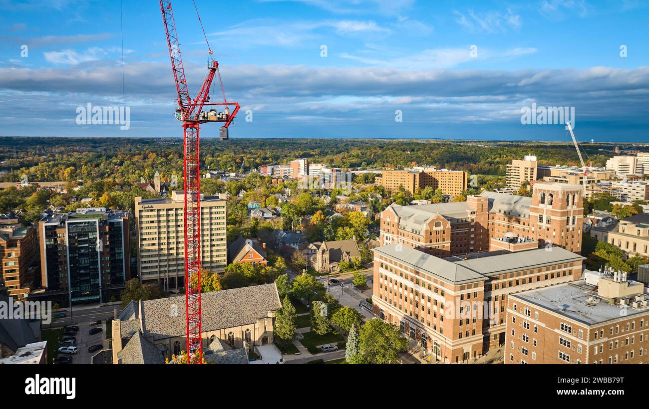 Veduta aerea della crescita urbana con la gru da costruzione ad Ann Arbor Foto Stock
