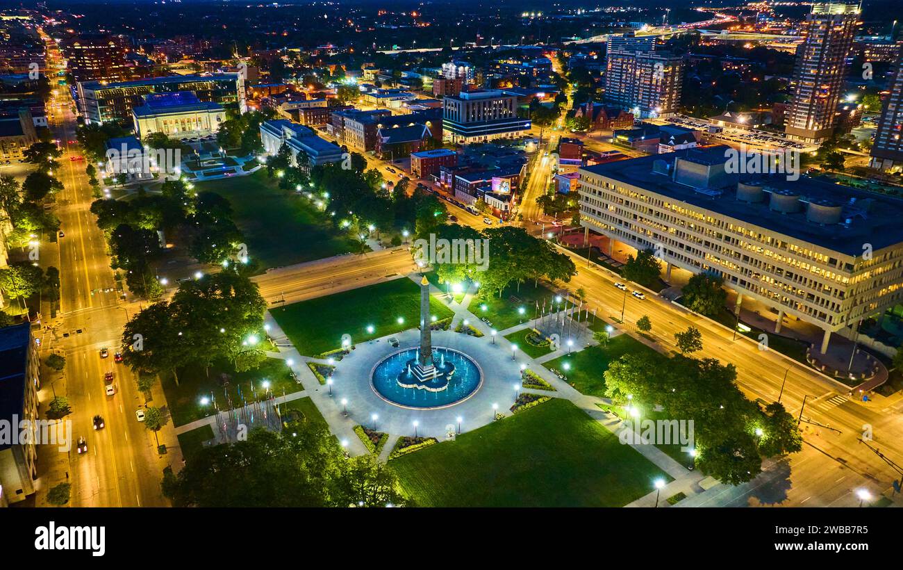 Vista aerea notturna della fontana di Indianapolis e di Piazza dell'Obelisco Foto Stock