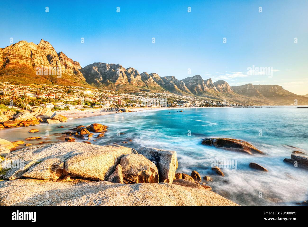 Tramonto di città del Capo sulla spiaggia di Camps Bay con Table Mountain e dodici Apostoli sullo sfondo, Sud Africa Foto Stock