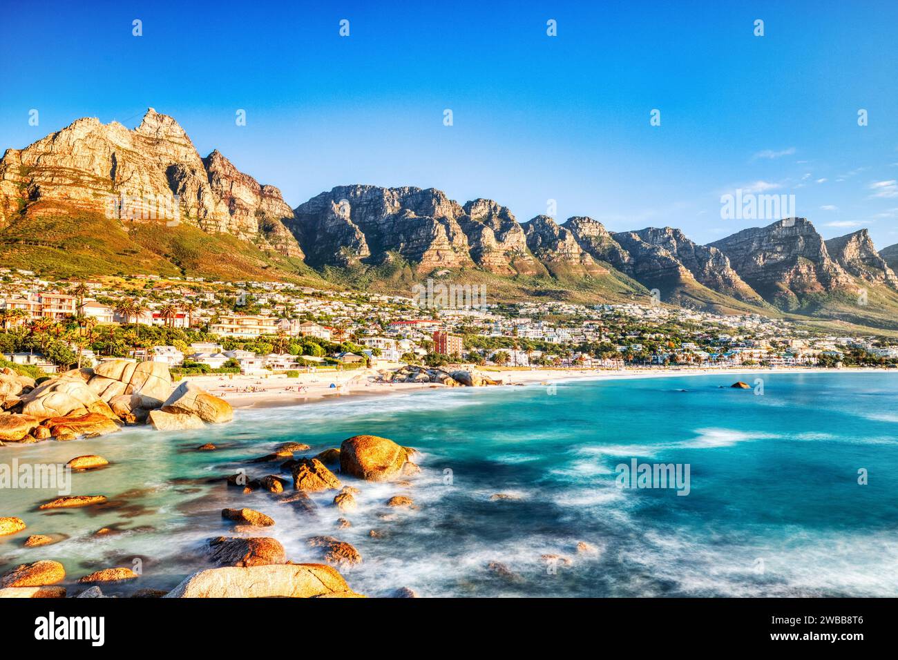 Tramonto di città del Capo sulla spiaggia di Camps Bay con Table Mountain e dodici Apostoli sullo sfondo, Sud Africa Foto Stock