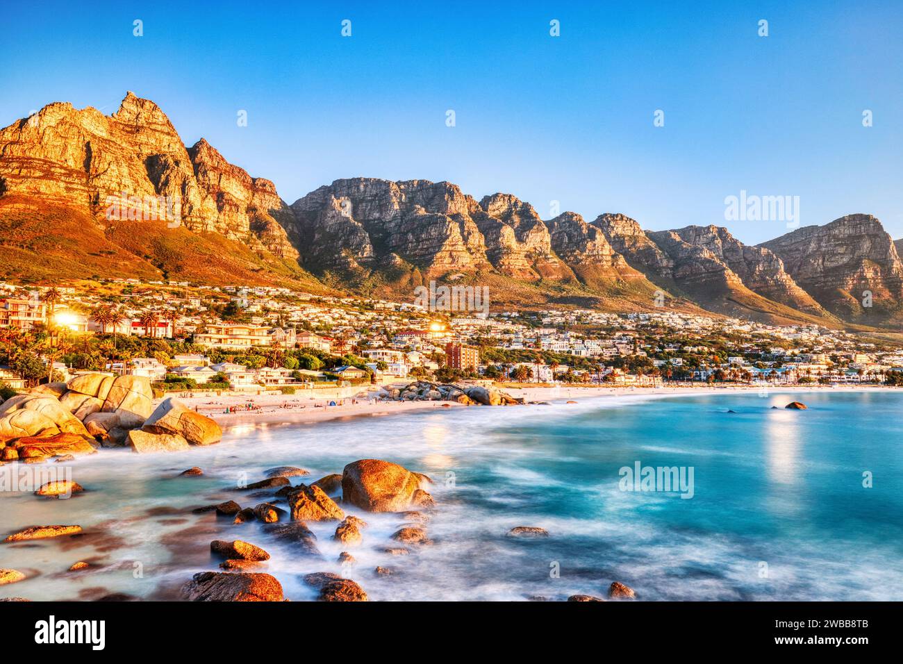 Tramonto di città del Capo sulla spiaggia di Camps Bay con Table Mountain e dodici Apostoli sullo sfondo, Sud Africa Foto Stock