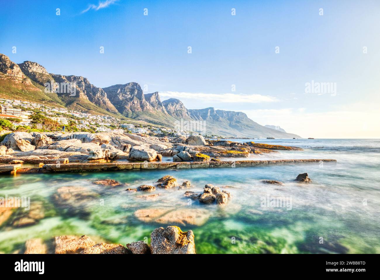 Tramonto di città del Capo sulla spiaggia di Camps Bay con Table Mountain e dodici Apostoli sullo sfondo, Sud Africa Foto Stock