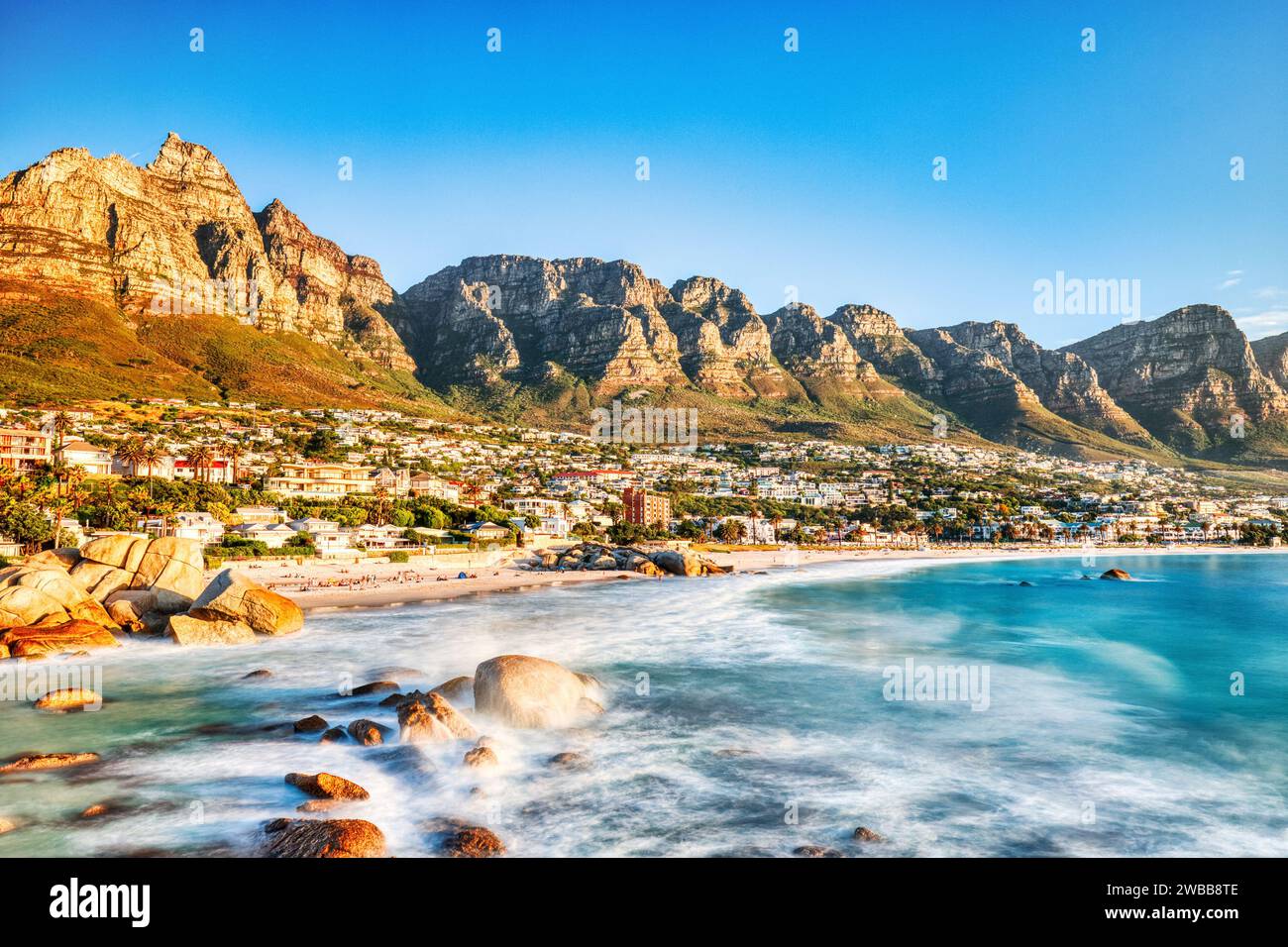 Tramonto di città del Capo sulla spiaggia di Camps Bay con Table Mountain e dodici Apostoli sullo sfondo, Sud Africa Foto Stock
