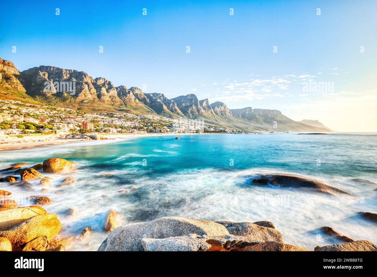 Tramonto di città del Capo sulla spiaggia di Camps Bay con Table Mountain e dodici Apostoli sullo sfondo, Sud Africa Foto Stock
