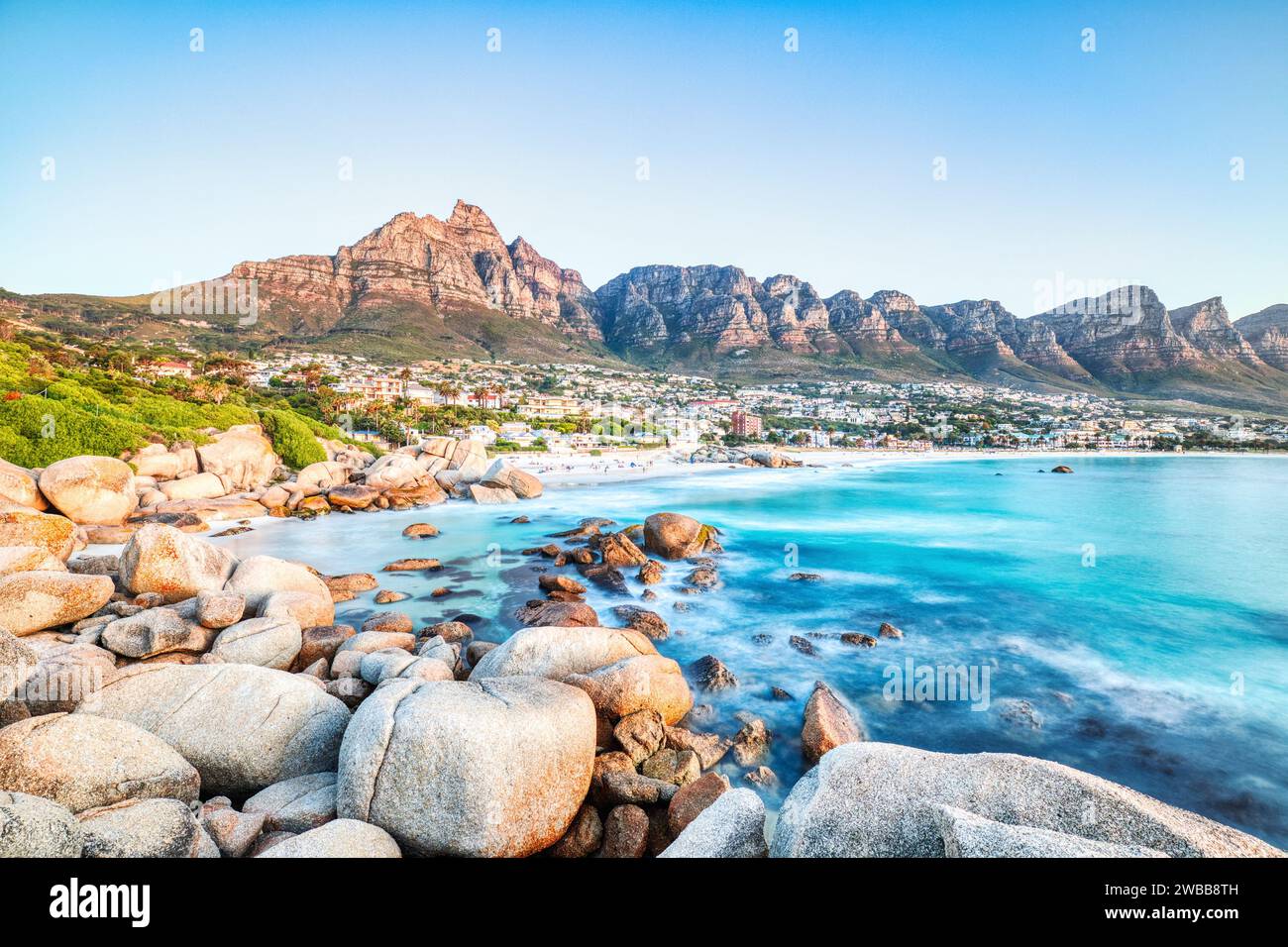 Tramonto di città del Capo sulla spiaggia di Camps Bay con Table Mountain e dodici Apostoli sullo sfondo, Sud Africa Foto Stock