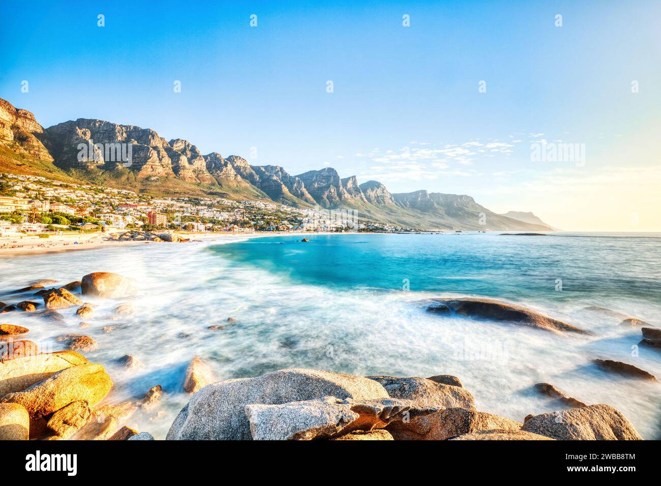 Tramonto di città del Capo sulla spiaggia di Camps Bay con Table Mountain e dodici Apostoli sullo sfondo, Sud Africa Foto Stock