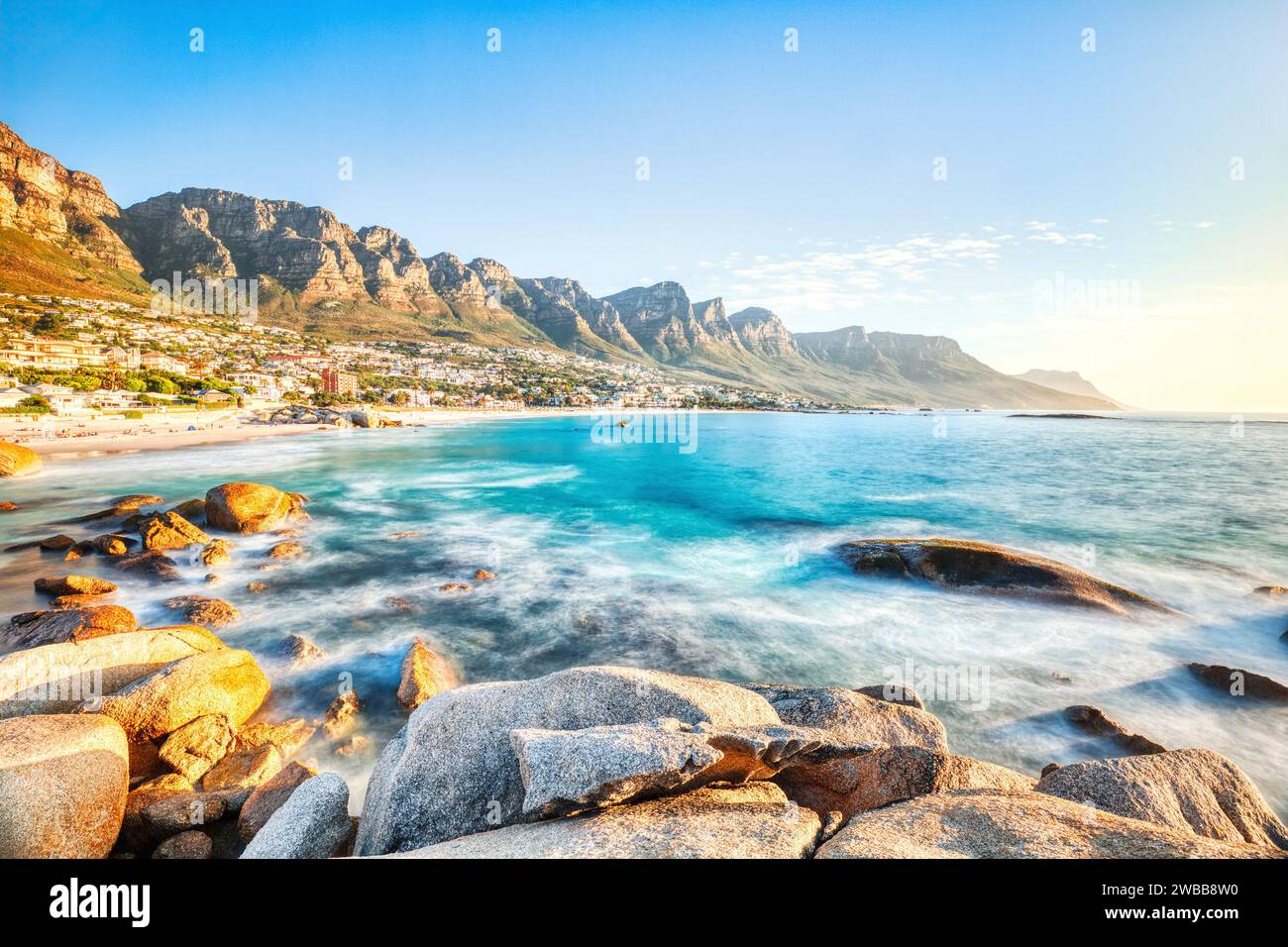 Tramonto di città del Capo sulla spiaggia di Camps Bay con Table Mountain e dodici Apostoli sullo sfondo, Sud Africa Foto Stock